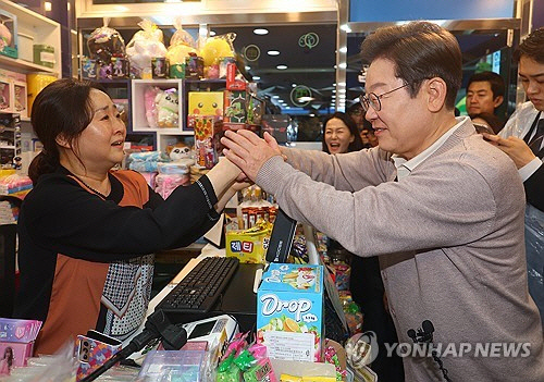 이재명 더불어민주당 대선 후보가 제3차 골목골목 경청투어로 경북지역 방문에 나선 9일 경북 경주시의 한 문방구를 방문해 가게 상인과 이야기하고 있다. [경주=연합뉴스]